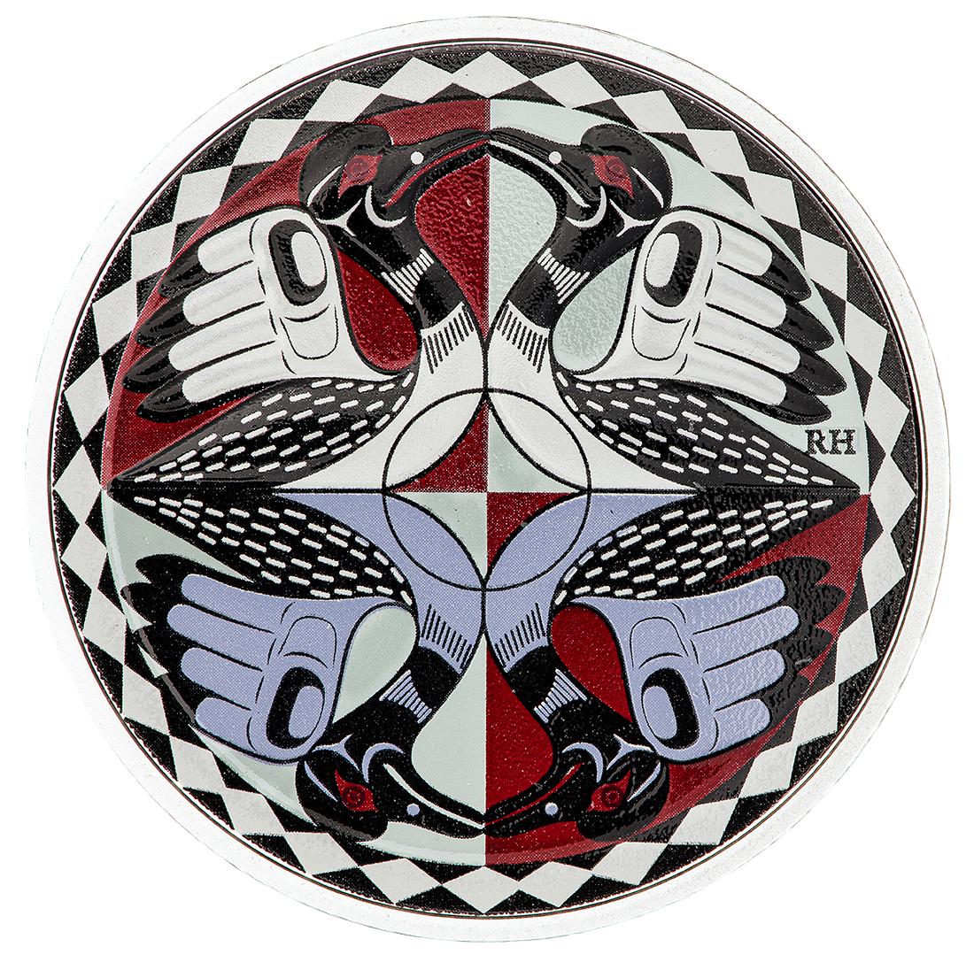 Pièce en argent avec un motif divisé en 4 parties, portant chacune un oiseau stylisé sur fond rouge, bleu et turquoise.