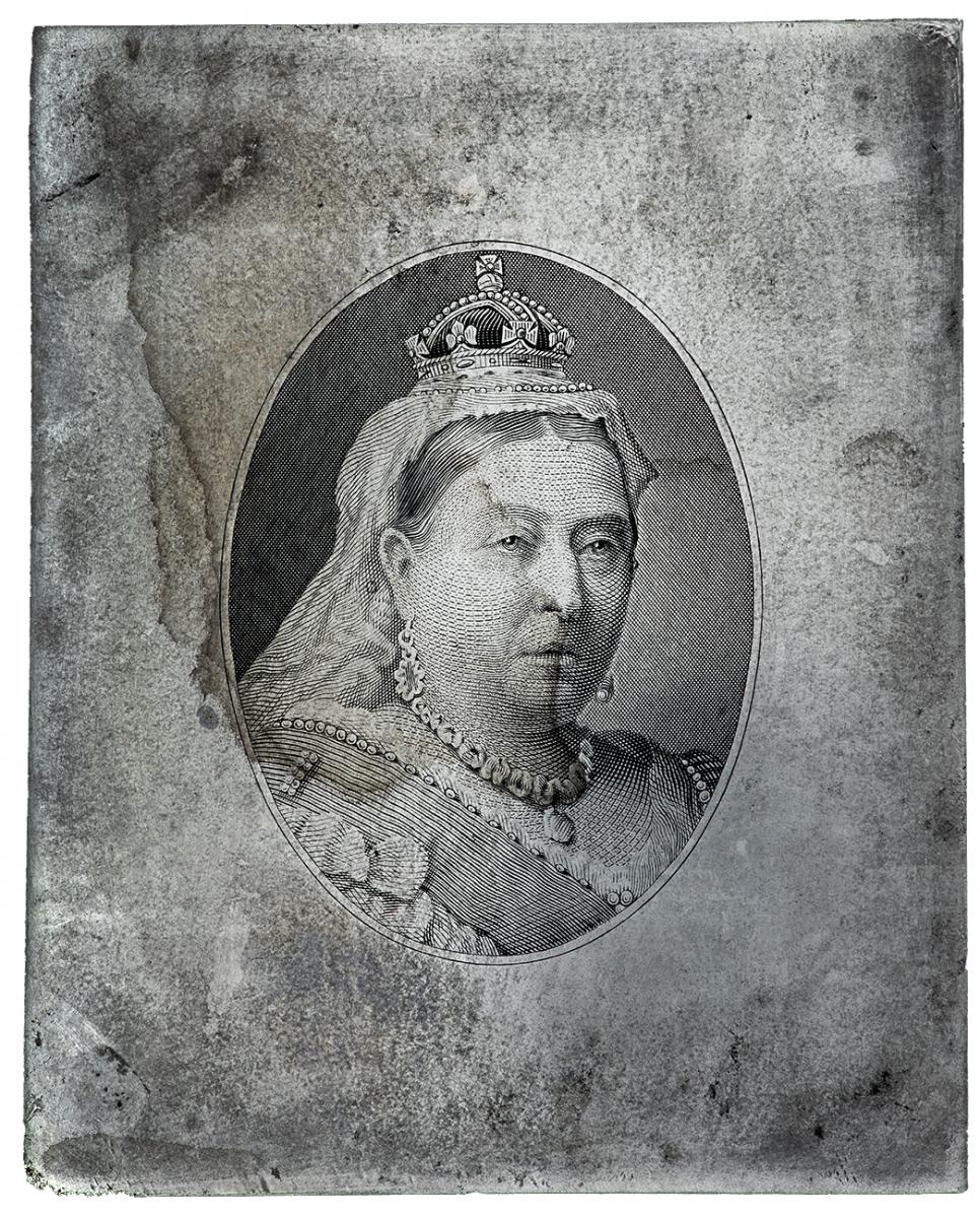 Plaque d’acier, gravure d’une femme blanche âgée à l’air sérieux portant une couronne et un foulard, la reine Victoria.