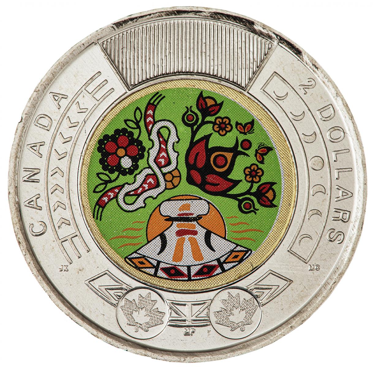 Pièce de couleur argent ornée en son centre d’une peinture colorée à motifs floraux.
