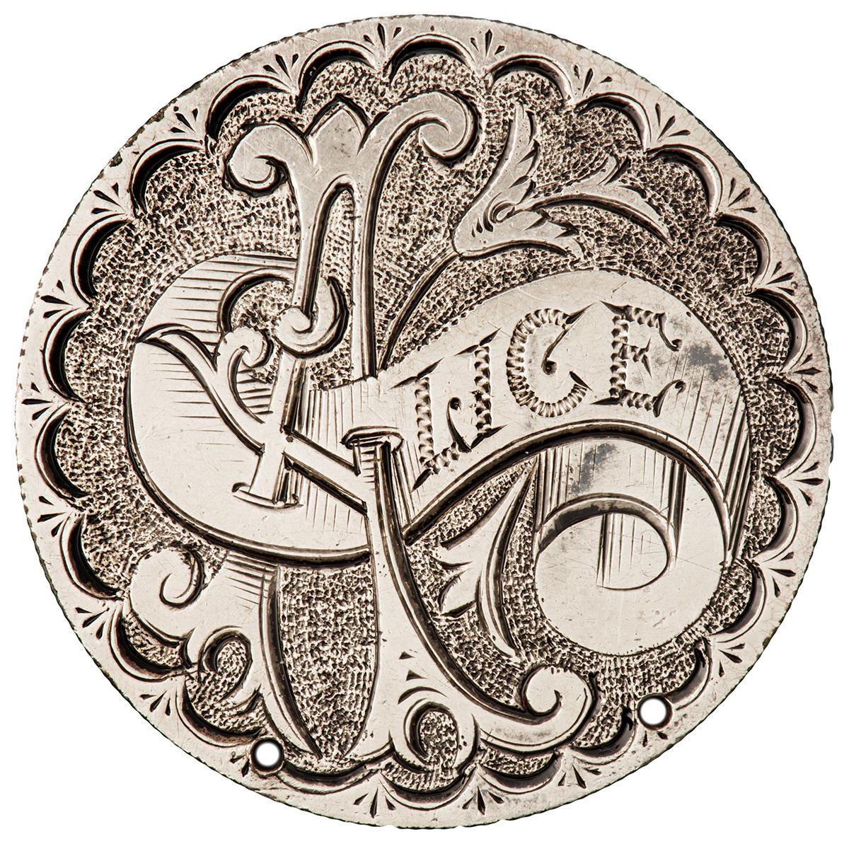 Pièce d’argent polie, avec une gravure profonde et sophistiquée épelant le nom Alice.