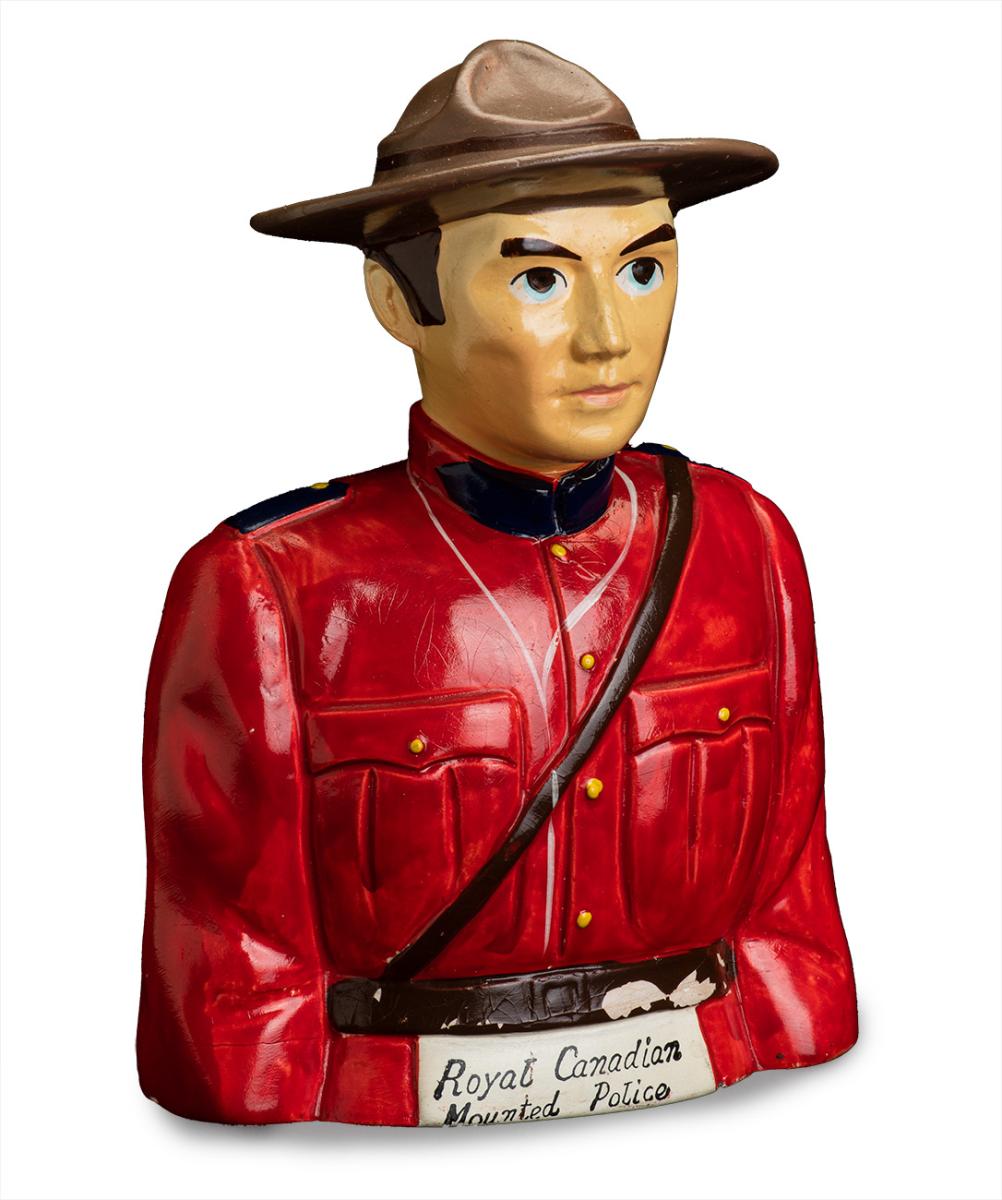 Modèle d’un policier de la GRC vêtu d’une veste rouge et d’un chapeau à larges bords.