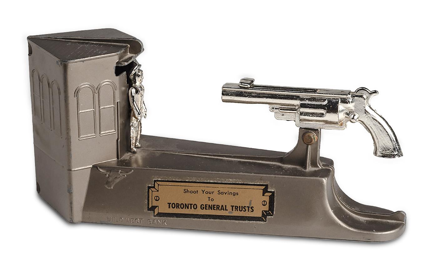 Modèle en métal, pistolet pointé sur un homme debout devant une banque miniature.