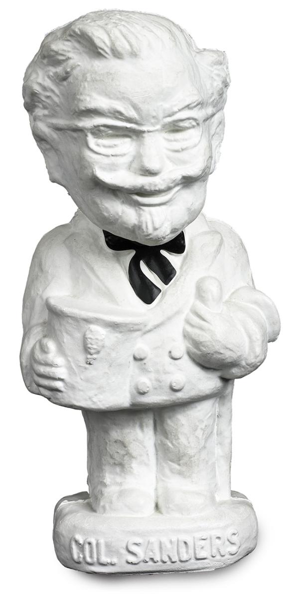 Modèle d’un homme âgé avec une barbiche portant un costume blanc et une cravate.