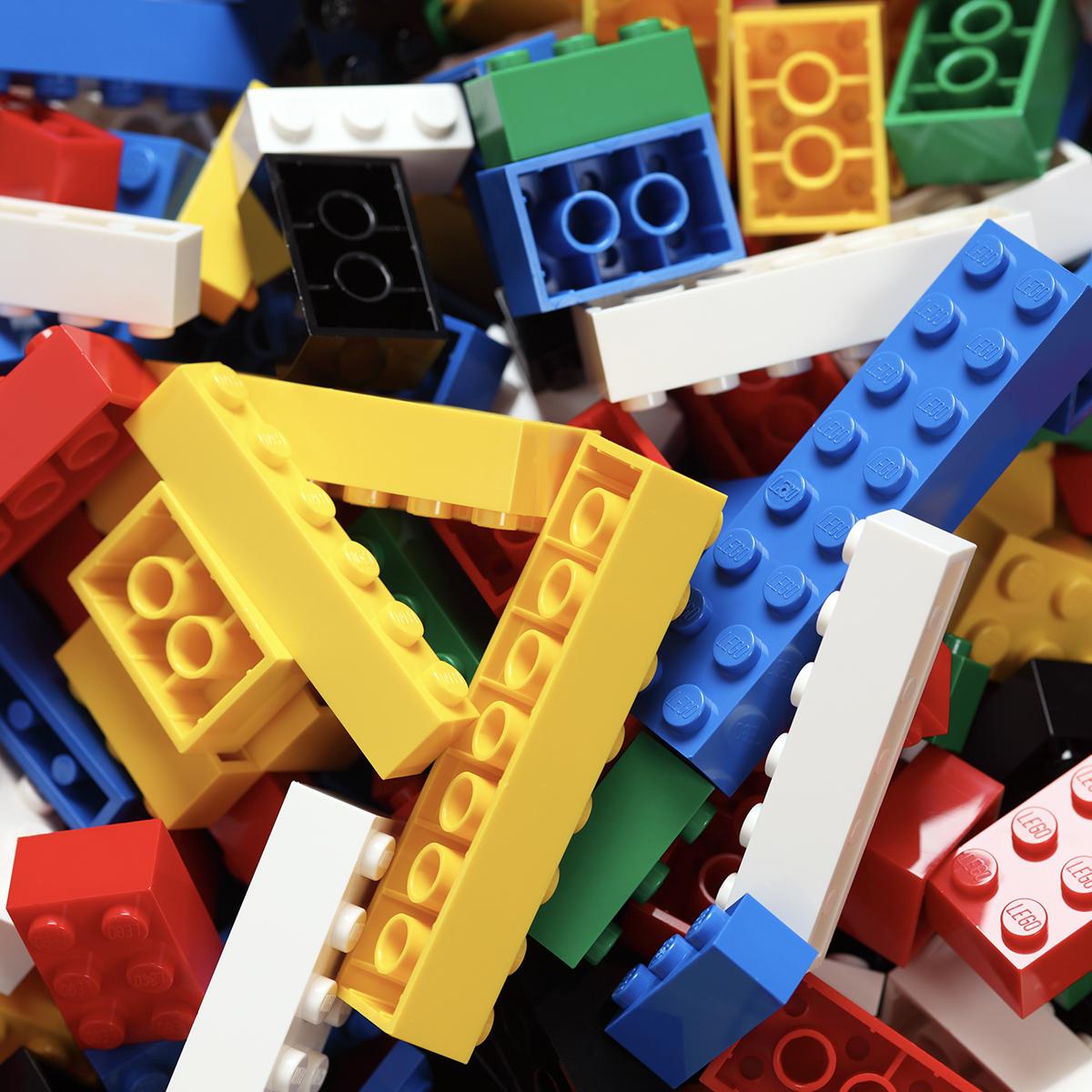 Pile de blocs colorés.