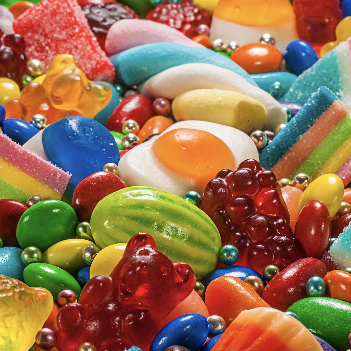 Pile de différents types de bonbons.