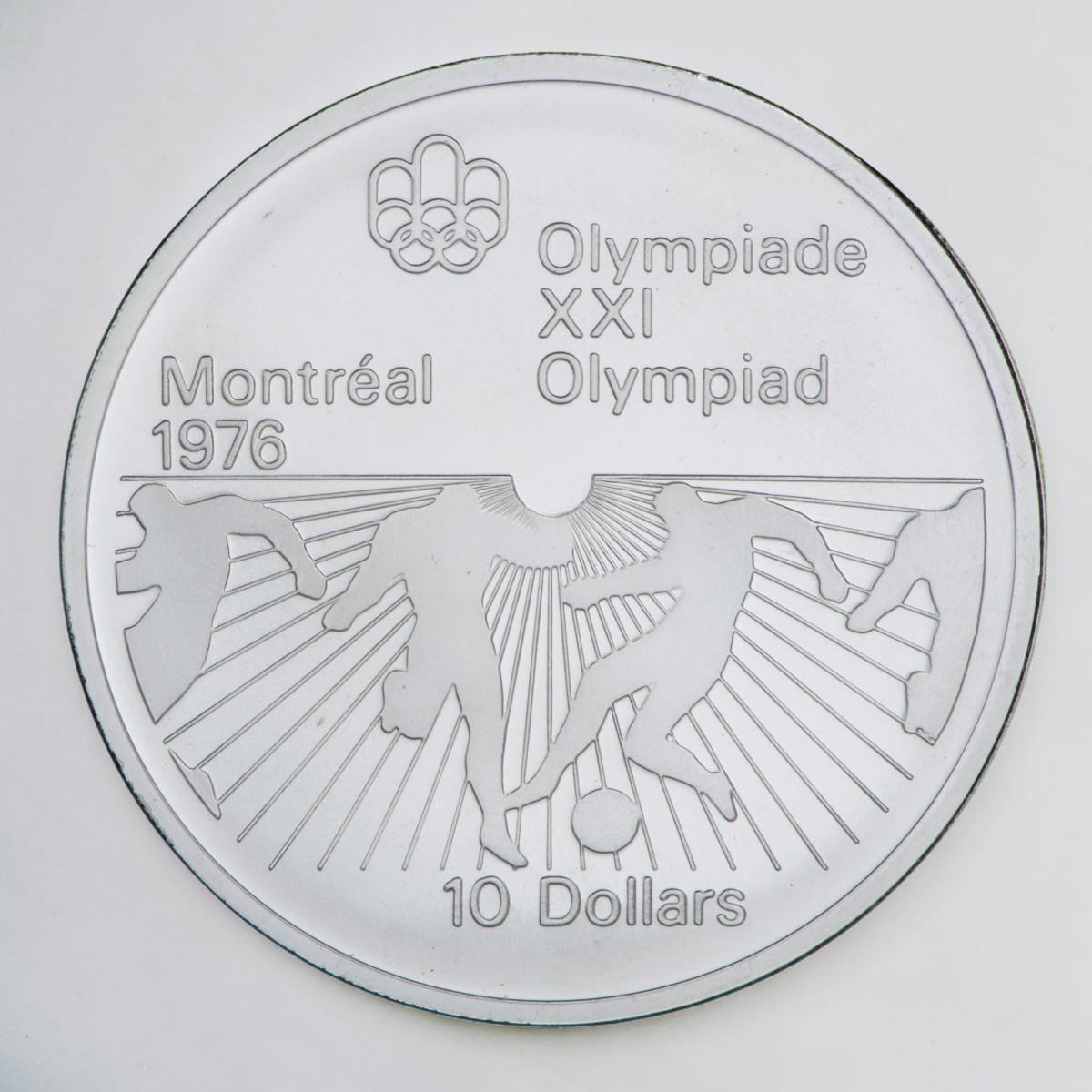 Pièce d’argent montrant des rayons de soleil sur la moitié inférieure et les silhouettes de joueurs en train de tirer dans un ballon et d’essayer d’en prendre le contrôle.