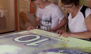 Visiteurs autour d’une table rétroéclairée