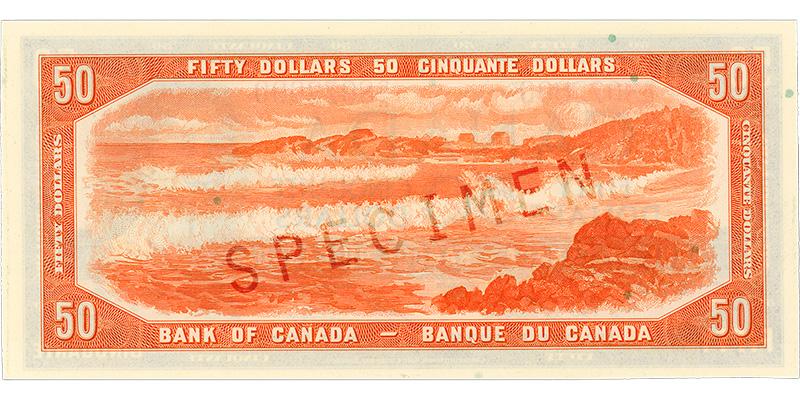 Billet de banque de 50 dollars Billet de banque orange, cadre constitué de motifs géométriques, longues vagues océaniques venant s’échouer sur la plage, promontoire rocheux à l’arrière-plan.