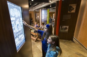 Enfants devant un écran tactile