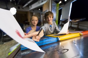 Enfants tenant des feuilles de papier