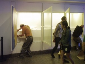 Hommes au travail dans la vitrine