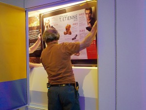 Homme dans une vitrine de musée ouverte