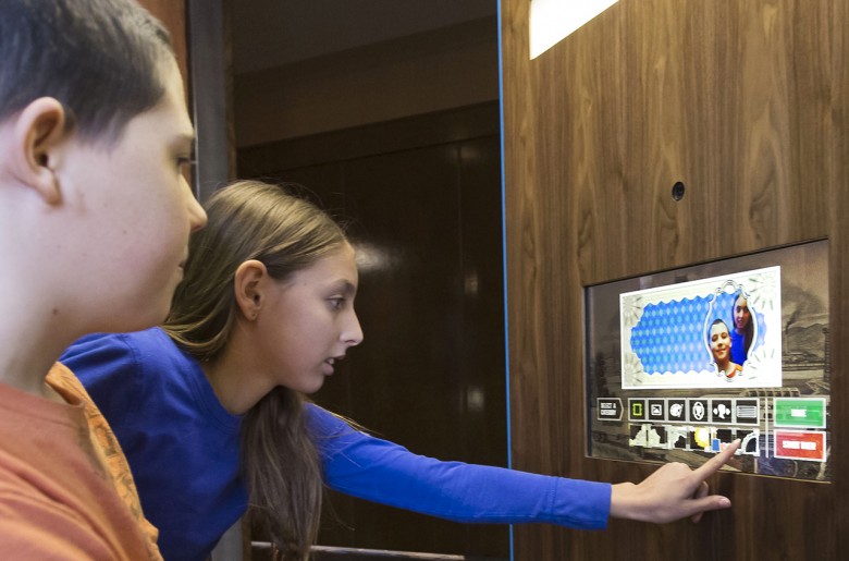 Enfants devant un écran tactile