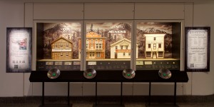vitrine d’exposition avec diorama d’une rue bordée de bâtiments de style « boomtown » 