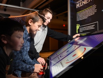enfants jouant à un jeu sur un écran tactile