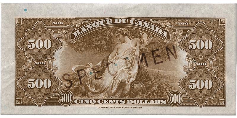 1935_500-dollar_verso_FR Billet de banque brun clair, motifs géométriques complexes, femme vêtue d’une robe mollement drapée, tenant une faux au milieu de légumes.
