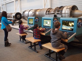 enfants jouant avec des simulateurs de vol