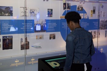 visiteur devant une vitrine