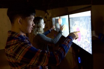 enfants devant un écran tactile