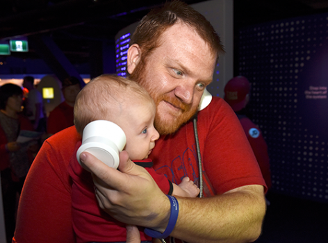 homme et bébé avec écouteurs