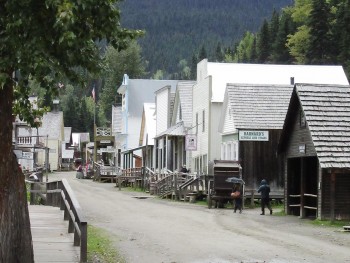 rue bordée de bâtiments en bois du XIXe siècle