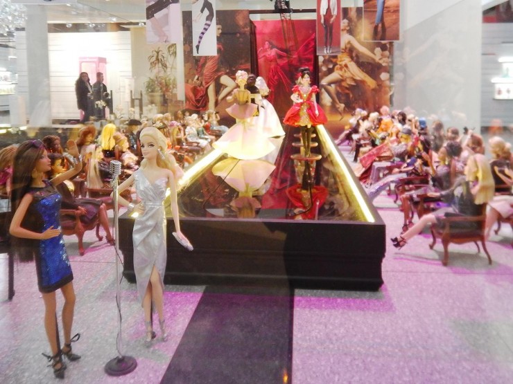 poupées dans un diorama représentant un défilé de mode poupées dans un diorama représentant un défilé de mode