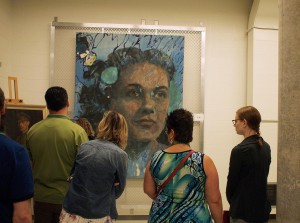 personnes qui regardent des peintures mises en réserve personnes qui regardent des peintures mises en réserve
