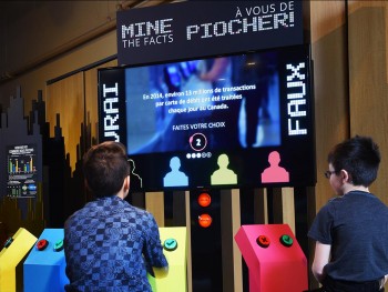 enfants assis à un kiosque de jeu