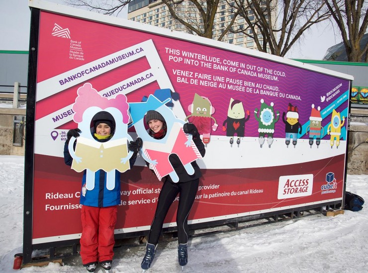 patineurs devant une pancarte patineurs devant une pancarte