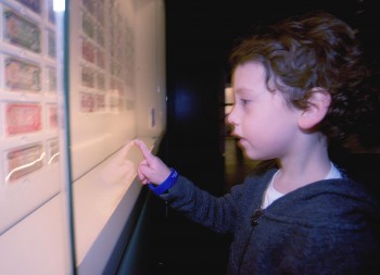 enfant dans un musée enfant dans un musée