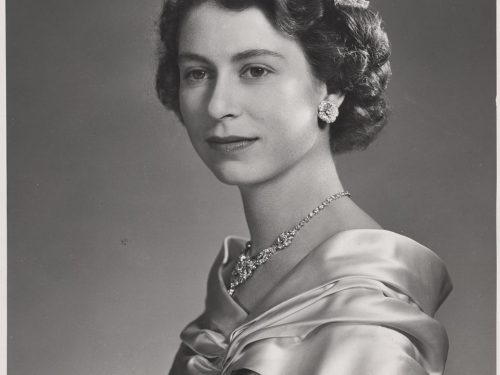 portrait en noir et blanc de la reine coiffée d’un diadème, vers 1951