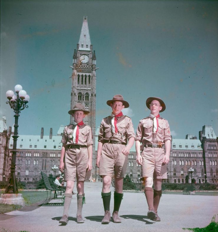 photographie couleur d’époque, trois garçons scouts devant le parlement