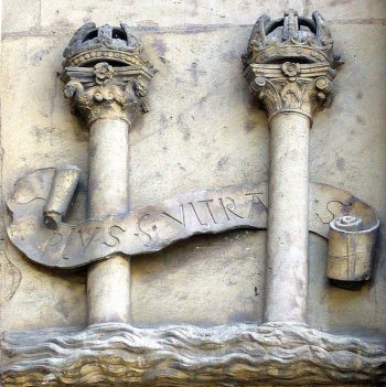 sculpture sur pierre de deux colonnes et d’un ruban qui les entoure