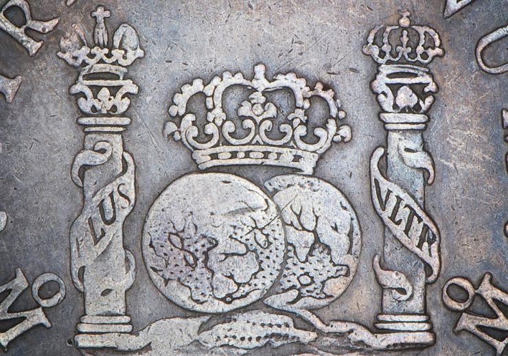 ancienne pièce de monnaie marquée de colonnes, de globes et de couronnes