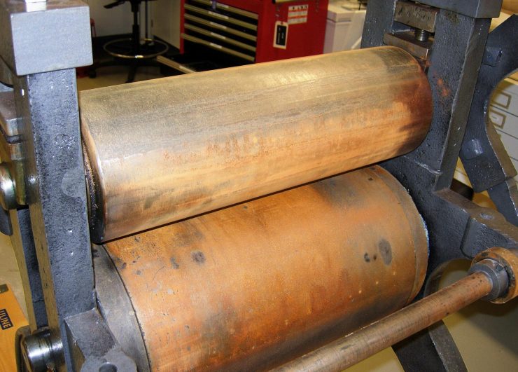 presse d’imprimerie du XIXe siècle avec des cylindres rouillés