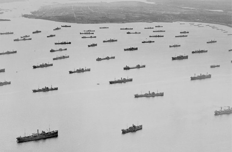 photographie en noir et blanc de navires de charge en rade