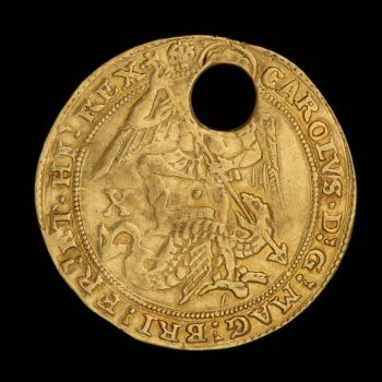 pièce d’or percée, ornée d’une image de saint Michel tuant un dragon côté face
