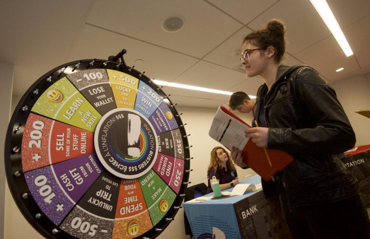 une élève fait tourner la roue chanceuse dans le cadre du programme scolaire Échec à l’inflation! une élève fait tourner la roue chanceuse dans le cadre du programme scolaire Échec à l’inflation!