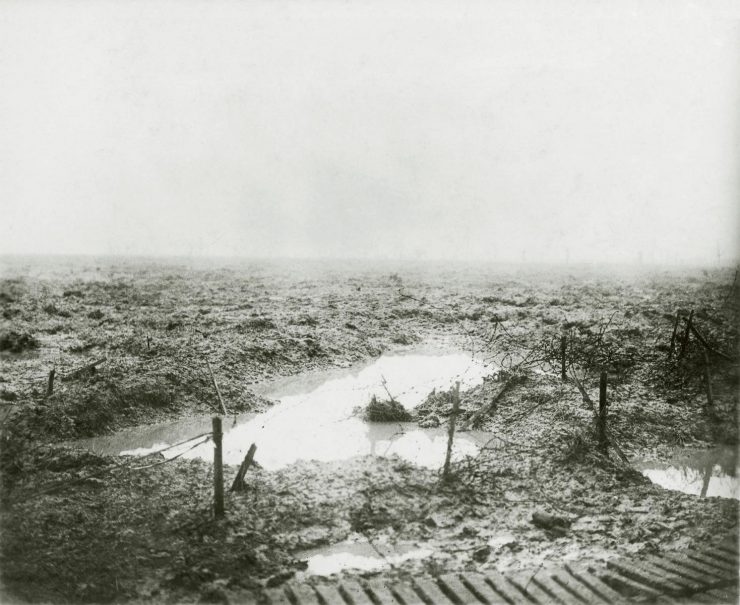 photo en noir et blanc d’un champ de bataille couvert de boue et d’eau