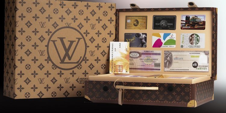 valise en papier contenant des imitations de billets de banque, de cartes de crédit et de chèques