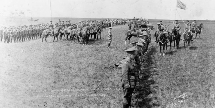 photographie en noir et blanc montrant des rangs de soldats dans les Prairies