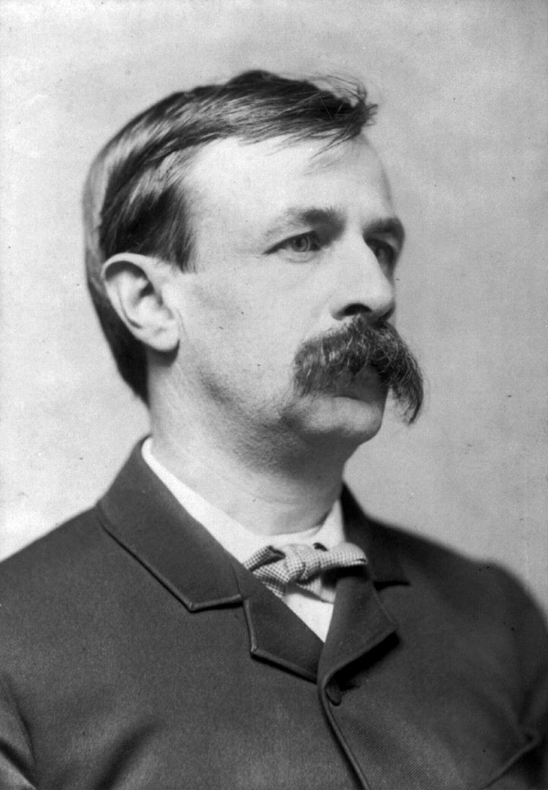 photo en noir et blanc d’un homme portant une grosse moustache