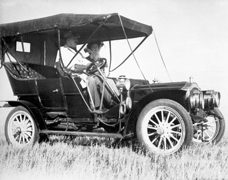 Photo en noir et blanc d’une voiture dans un champ avant la Première Guerre mondiale.