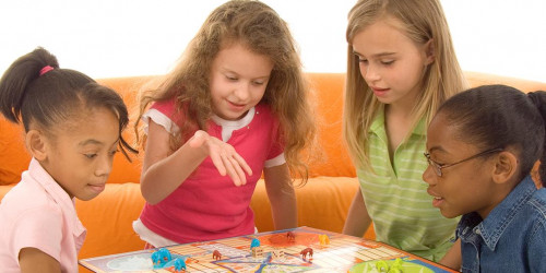 Illustration de pions, de cartes et d’un plateau de jeu où sont dessinées des propriétés.