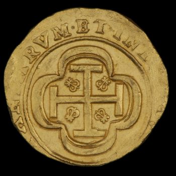 Revers d’une pièce de 8 escudos en or, grossièrement frappée, ornée d’une croix avec une fleur-de-lis un crâne dans chaque quadrant.