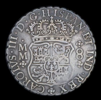 Avers d’une pièce de 8 réaux en argent présentant les armoiries de la monarchie dl’Espagne avec texte en latin.