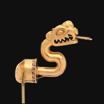 Bijou en or coulé en forme de serpent tirant la langue