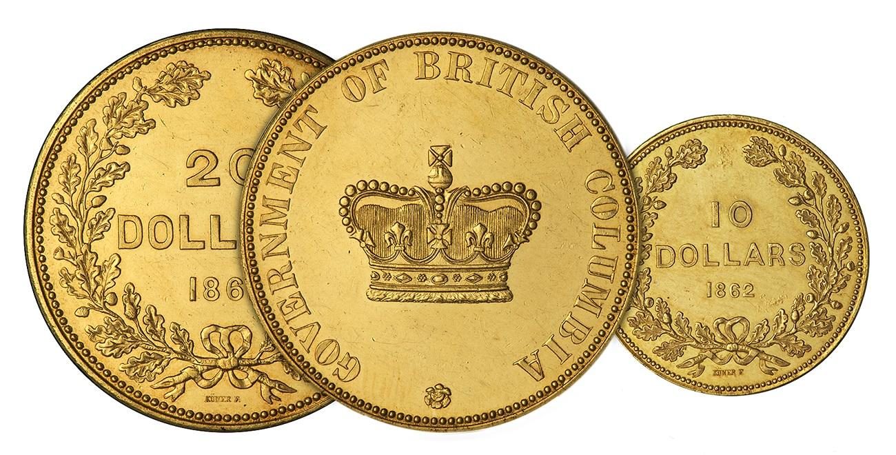 Trois pièces d’or, deux dont la valeur est ceinte de feuilles de laurier et une dont le revers est orné d’une couronne.