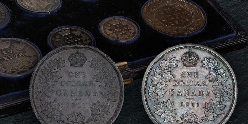 Deux pièces de monnaie, une en plomb et l’autre en argent, ornées d’une couronne de feuilles d’érable identique et placées devant un ensemble de pièces dans un écrin.