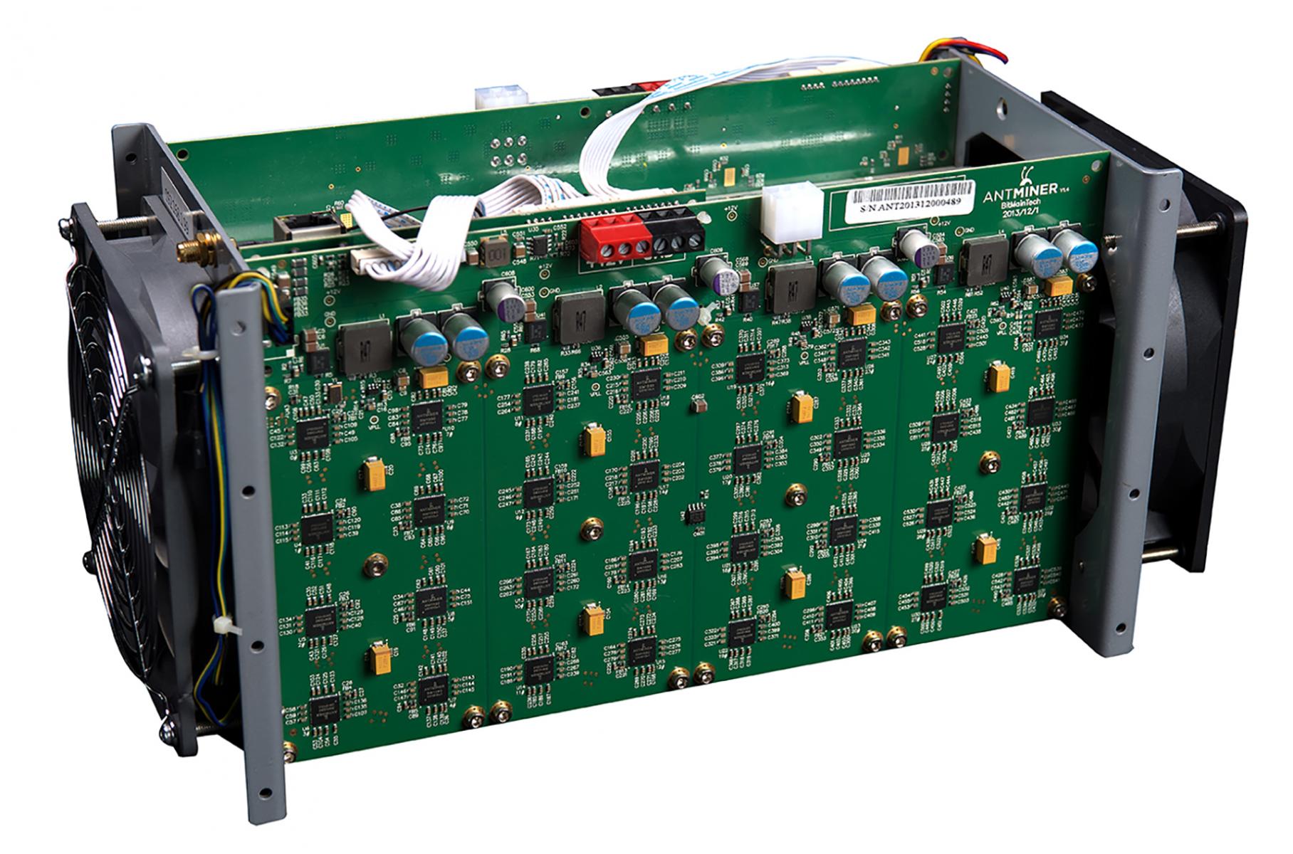 Ordinateur fait de multiples cartes de circuit vertes exposées, de câbles et d’un ventilateur.